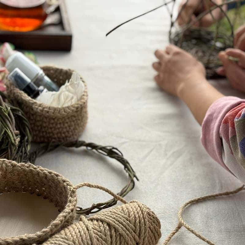 칡 or 노끈으로 바구니를 엮다. 제주 삼달리 감귤밭 리츄얼 [쓸모 없는 것들의 쓸모] 사진 5