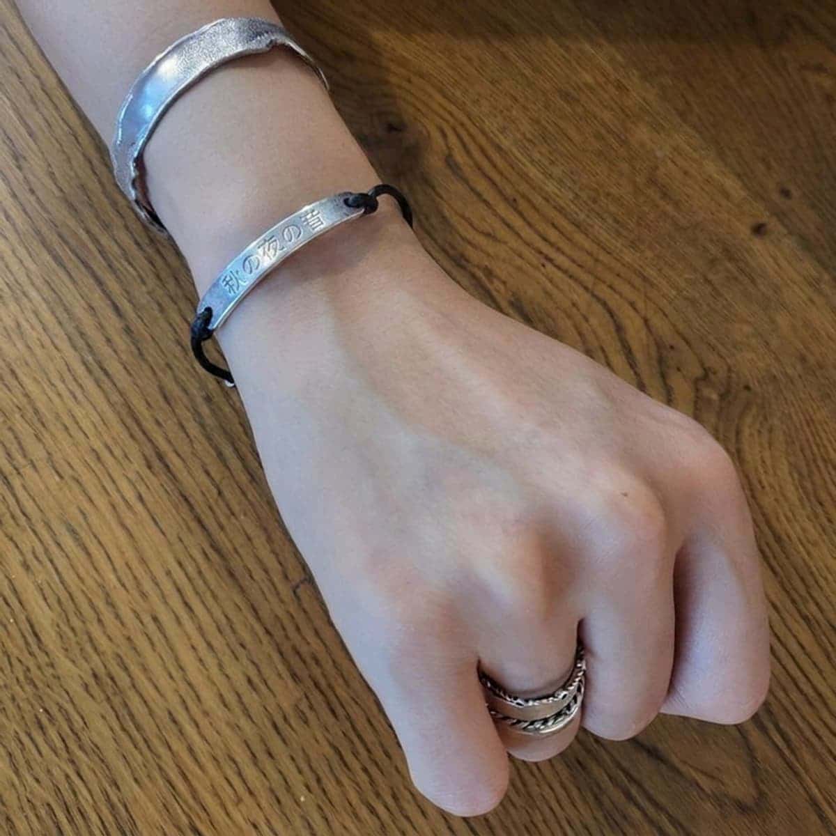 [驪州] シルバーイニシャル革ブレスレット ワンデークラスの写真2